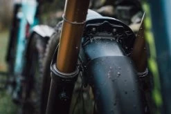 Mudhugger EVO Bolt-On - Garde-boue Pour Fourches Fox -Cube Boutique Mudhugger BoltOnEVO 04